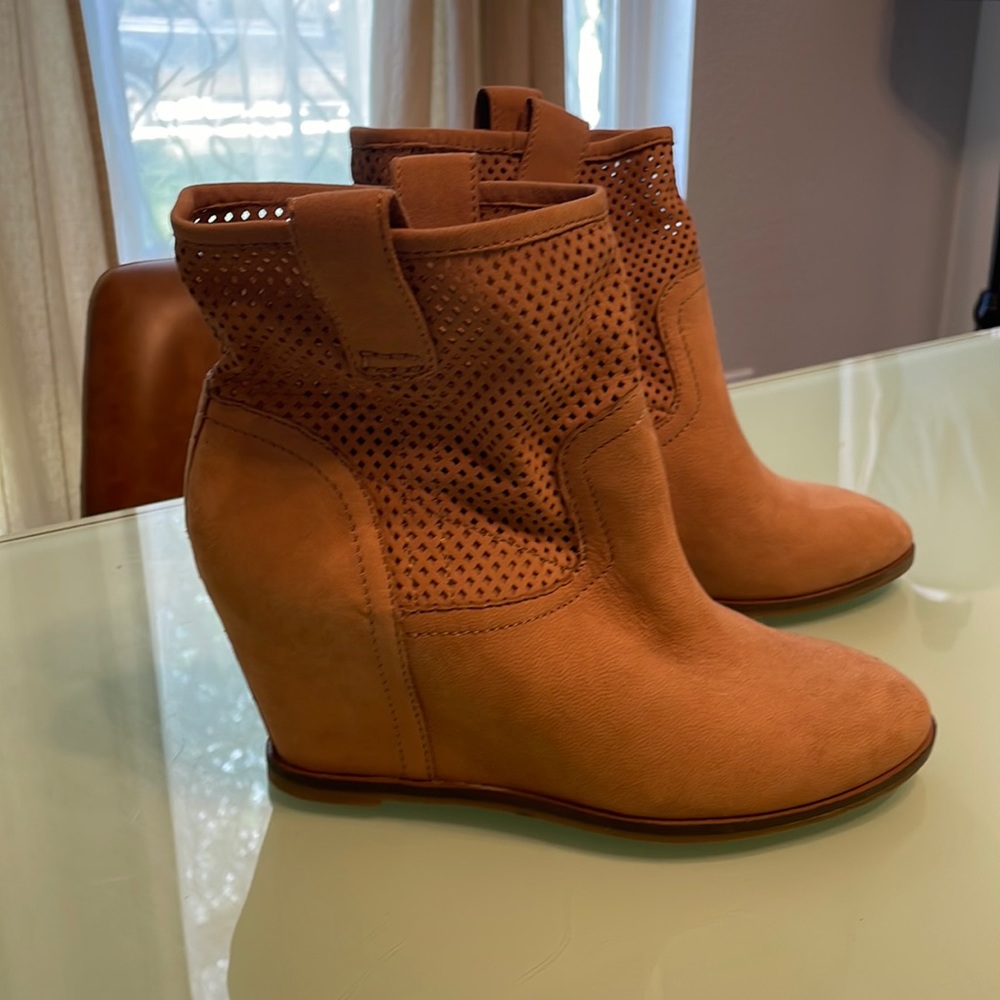 New Lucky Brand Camel wedge Bootie